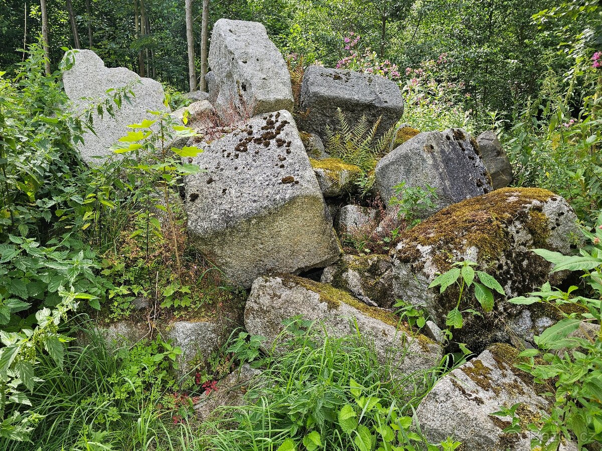 AKCE- Žulové kameny, žula, žulové kvádry
