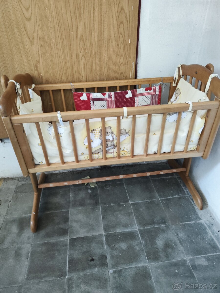 Dřevěná kolébka