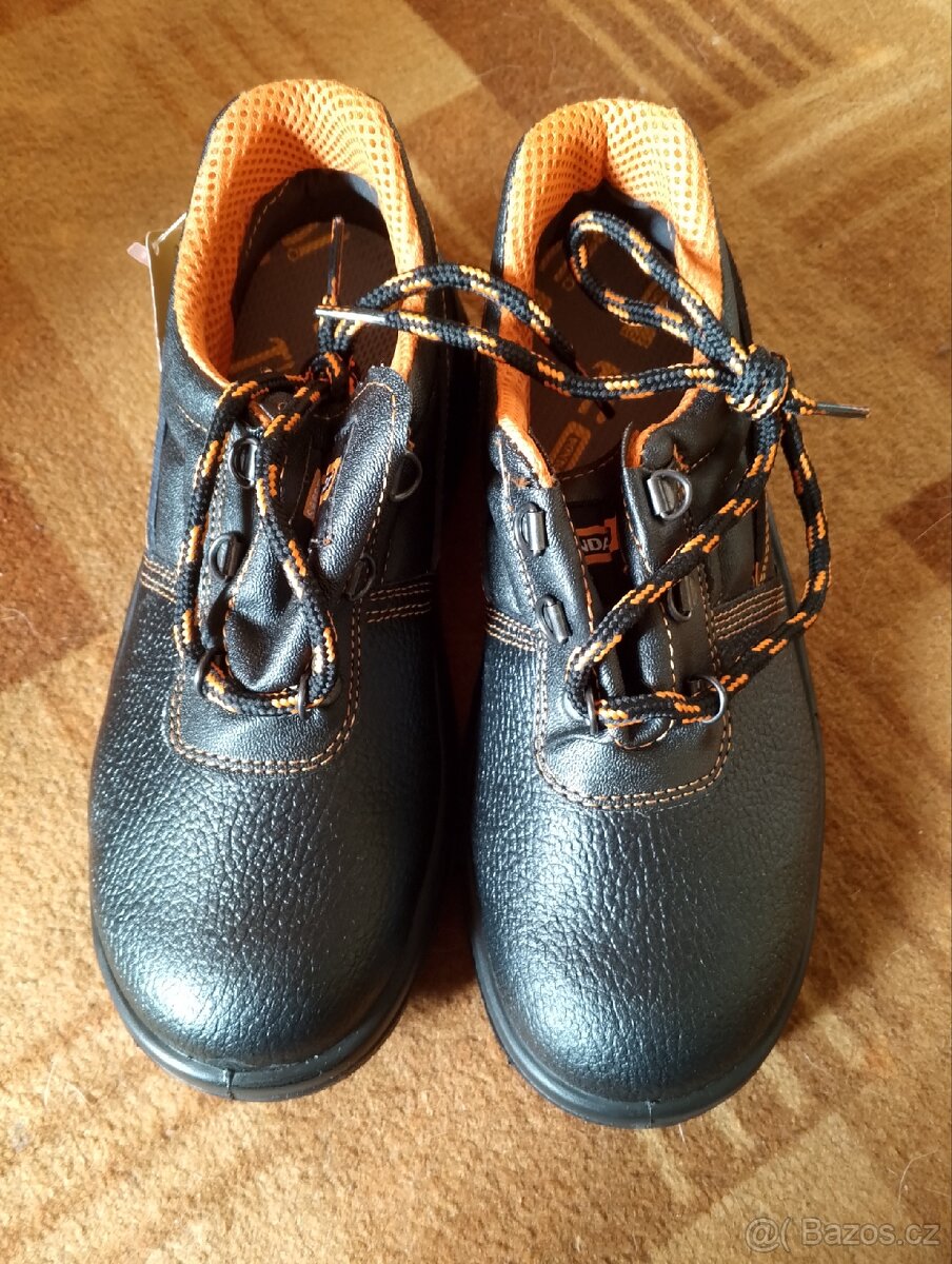 Pracovní obuv.