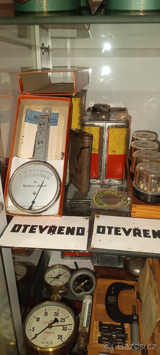 Starý termograf, budík, měřící přístroje