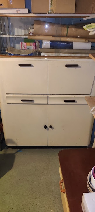 Prodám starý kredenc