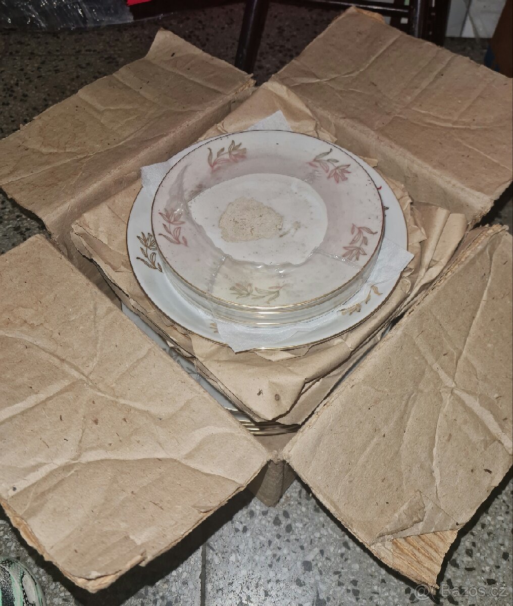 Nová RETRO sada porcelánových talířů 18 ks (6+6+6). Značeno