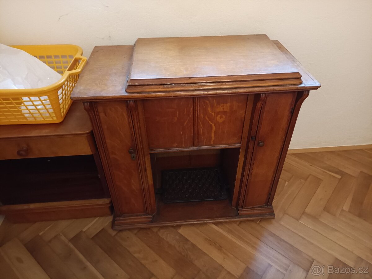 Skříňový mechanický šicí stroj