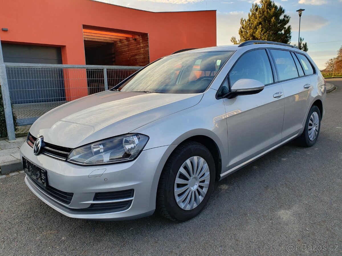 VOLKSWAGEN GOLF 1.6 TDI SERVISKA, DPH, NAVI, MOC HEZKÝ