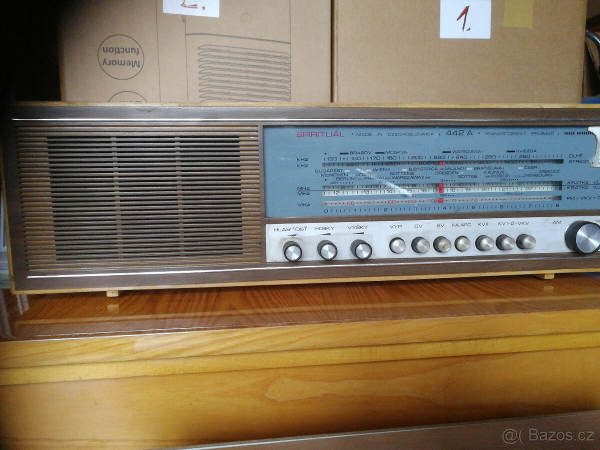rádio,  foťák, stereo prohlížečka, budíky