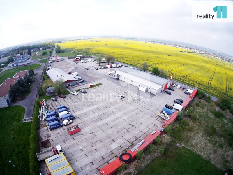 K pronajmu parkovací plocha v komerčním areálu, cca 800 m2,