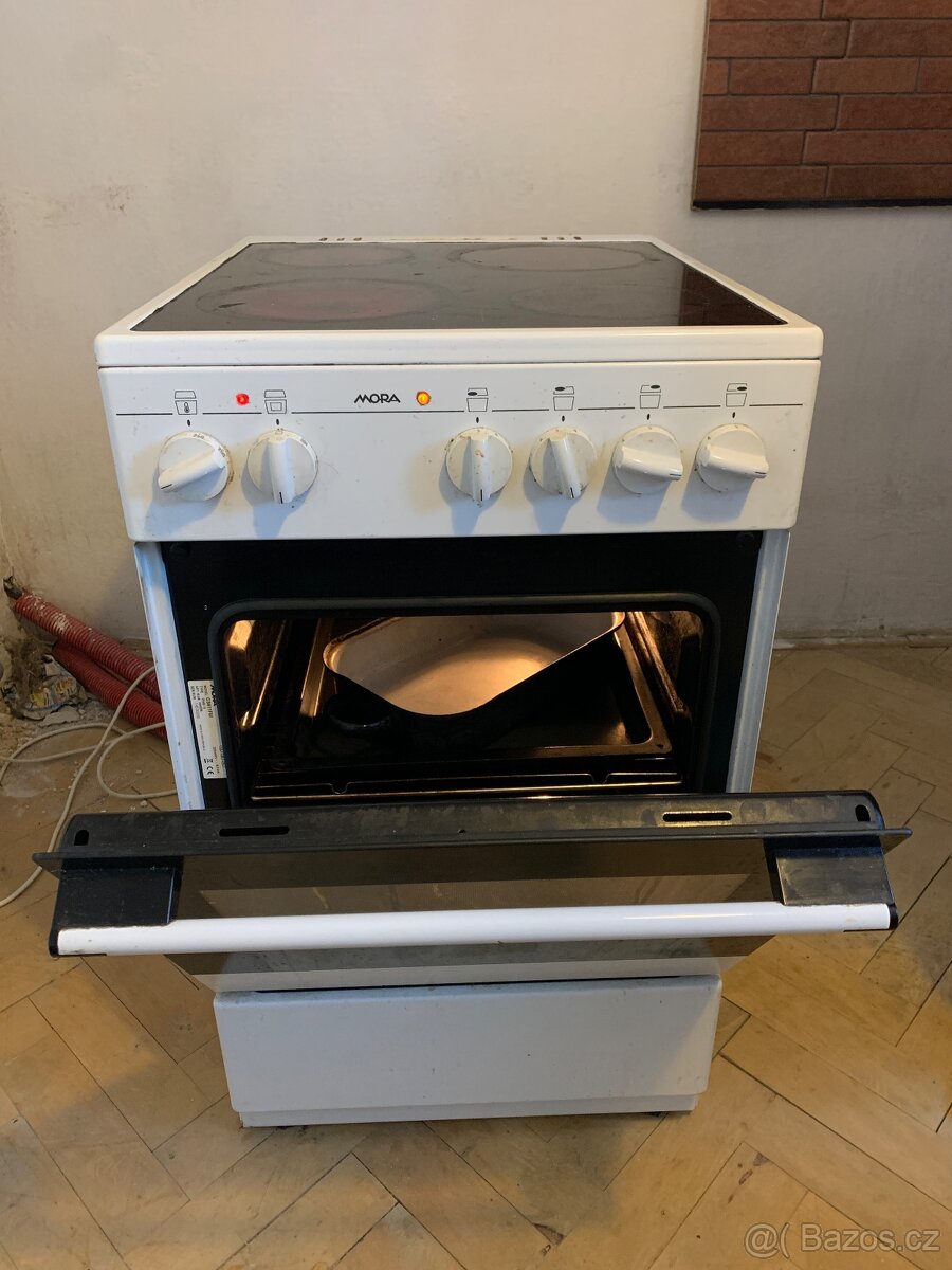Elektricky sporak Mora sklokeramicka deska
