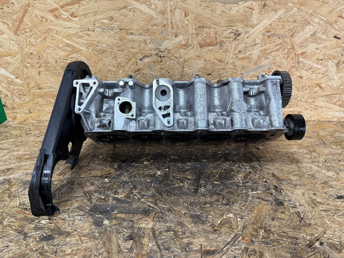 HLAVA MOTORU 2.5 TDI VW T4  074103373G