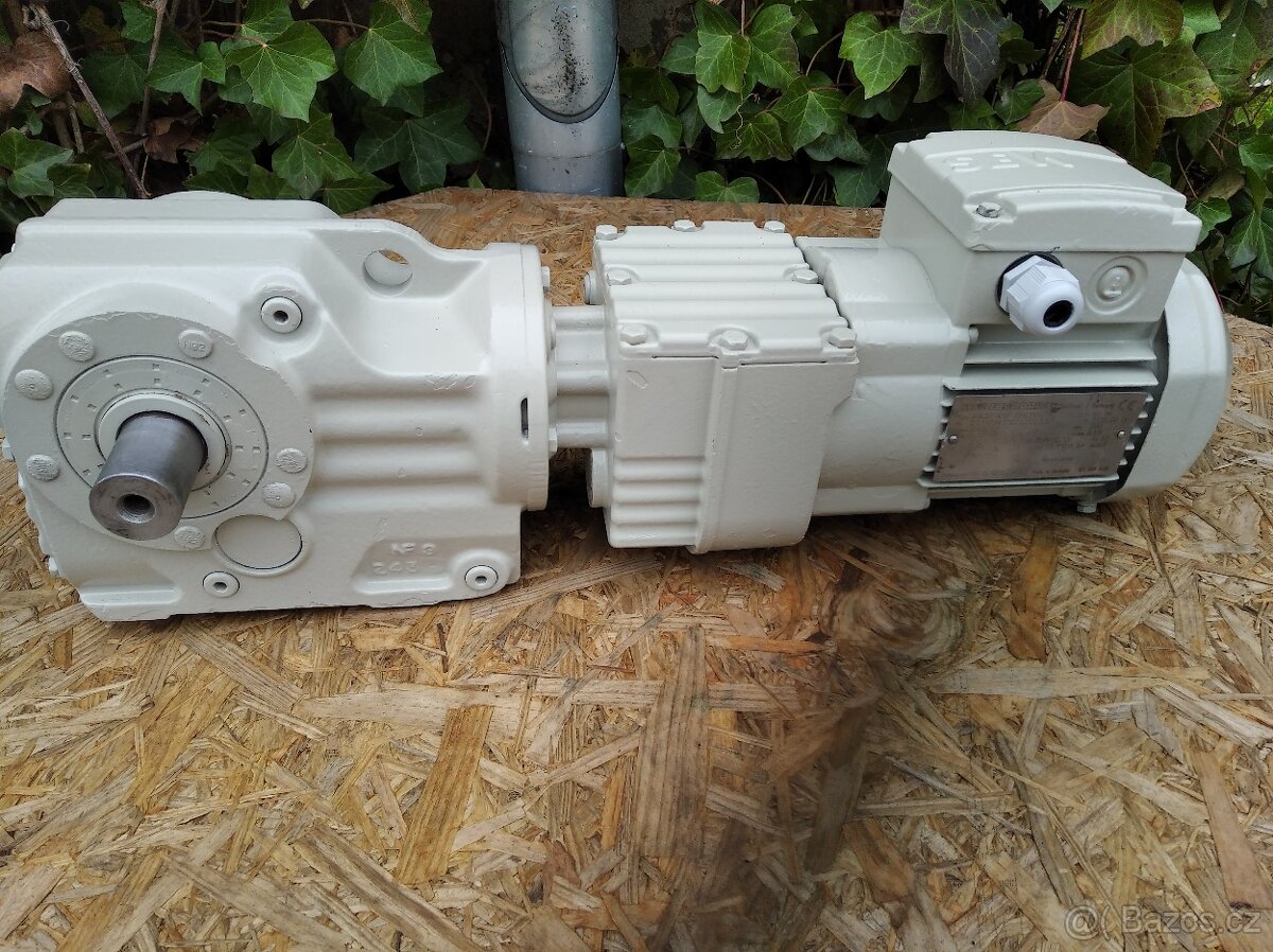 Prodám elektromotor s převodovkou