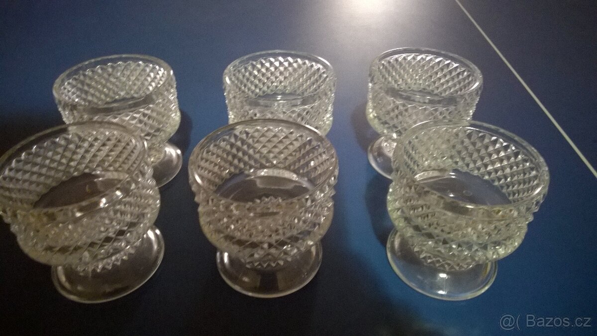 Misky na poháry, popelníky, misky, panáky, víno, šampaňské