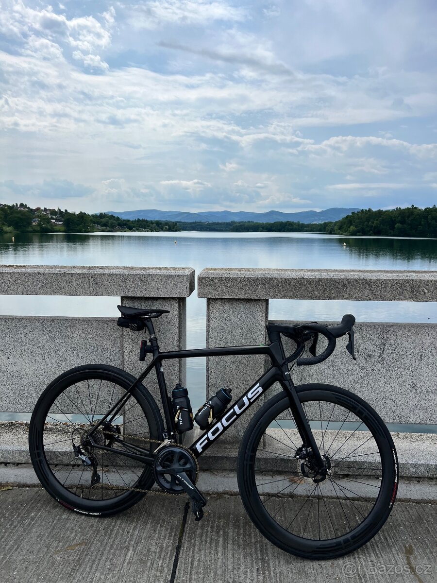 silnicni kolo Focus Izalco Race Carbon 2020