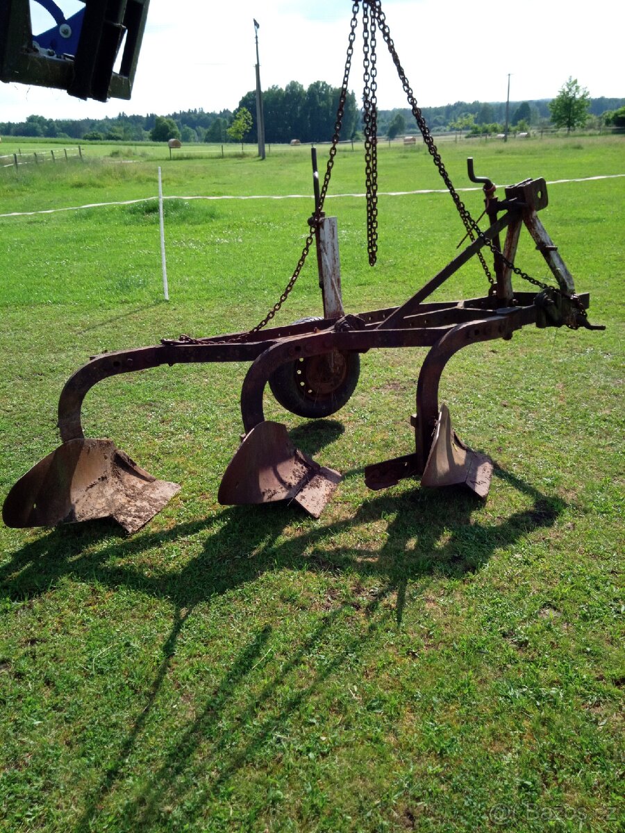 Tří radliční pluh