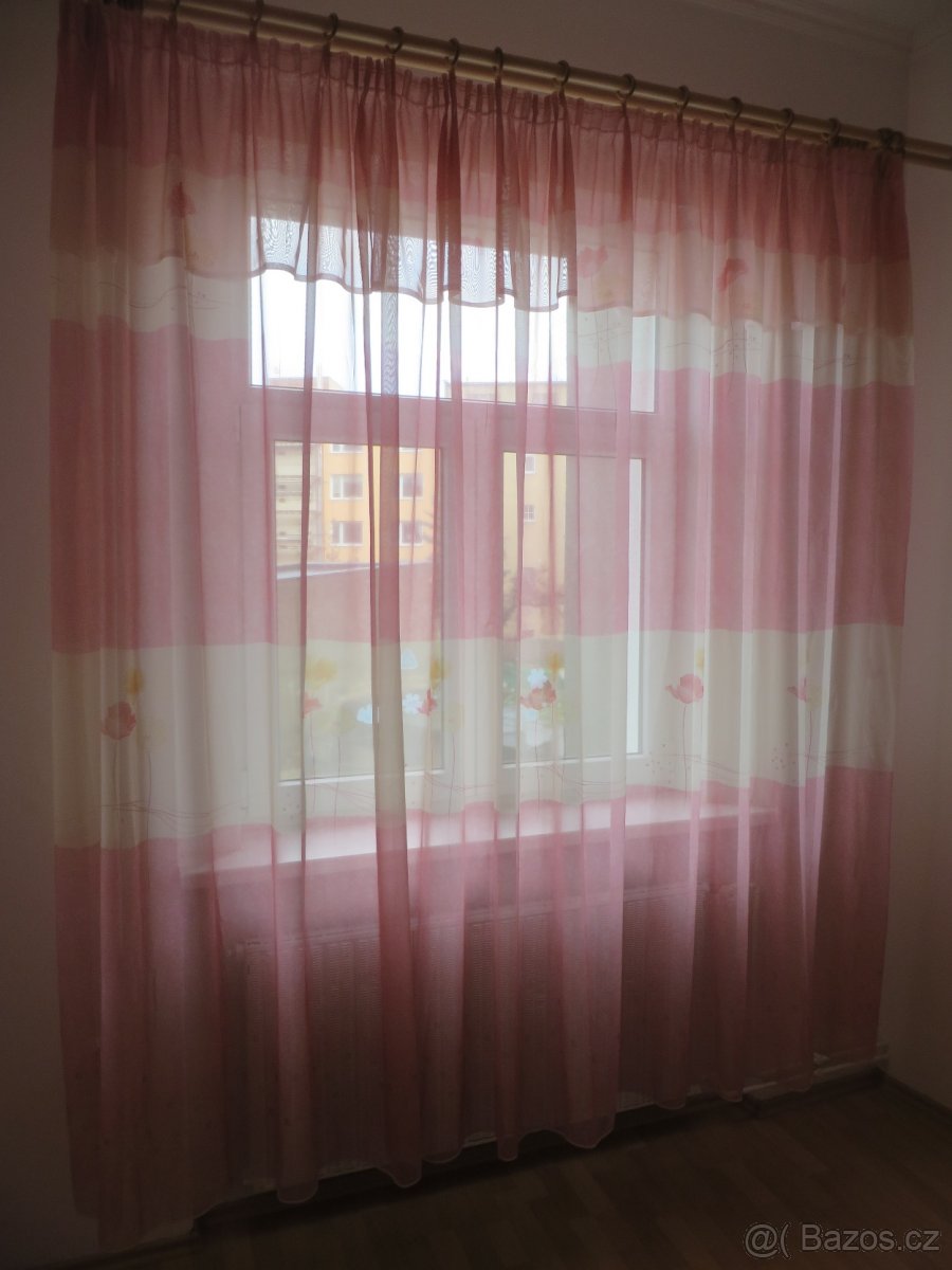 Voálový závěs