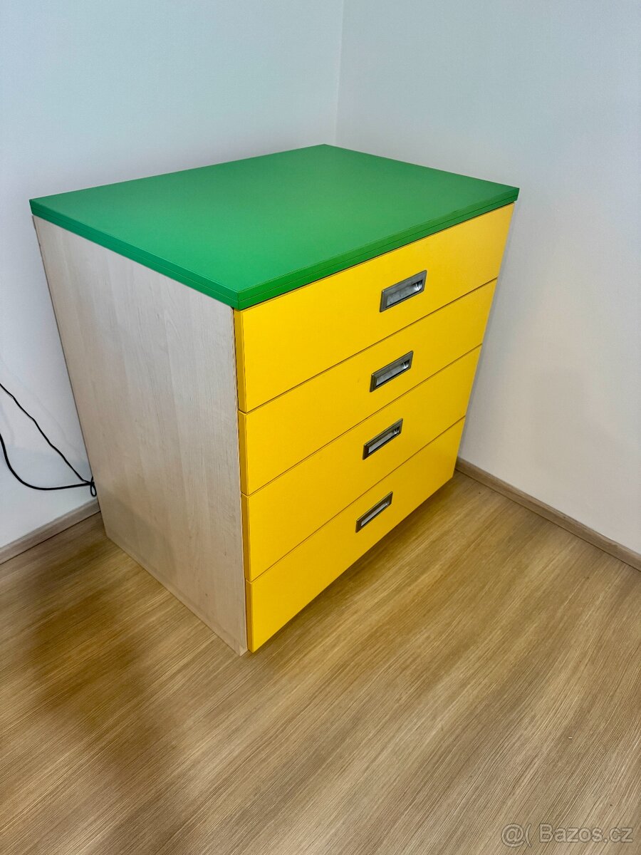 Komoda s odnímatelným přebalovacím pultem