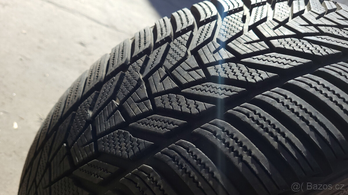 Téměř nové zimní Hankook 255/40/20 XL, sada DOT1924