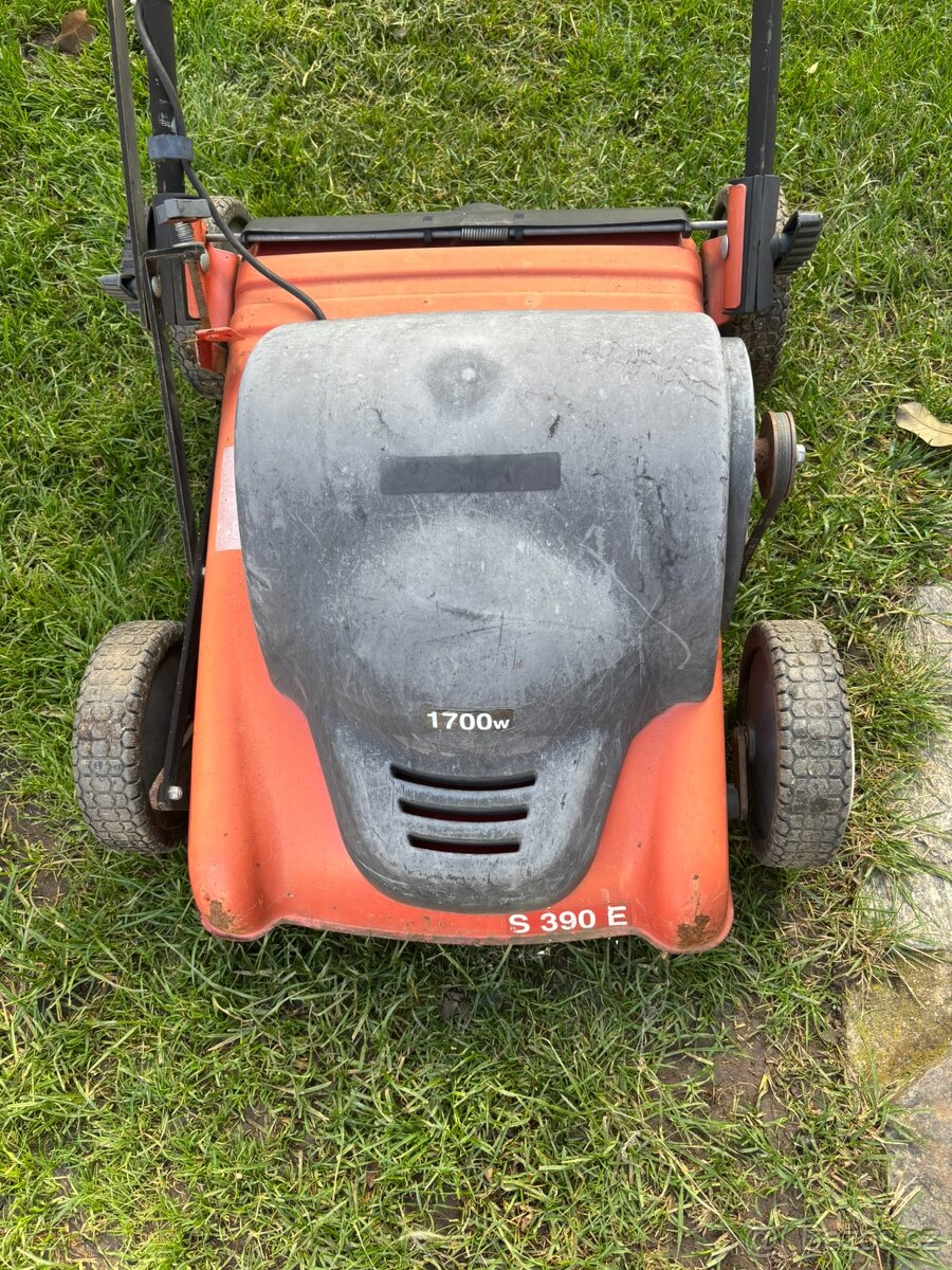 Elektrický vertikutátor