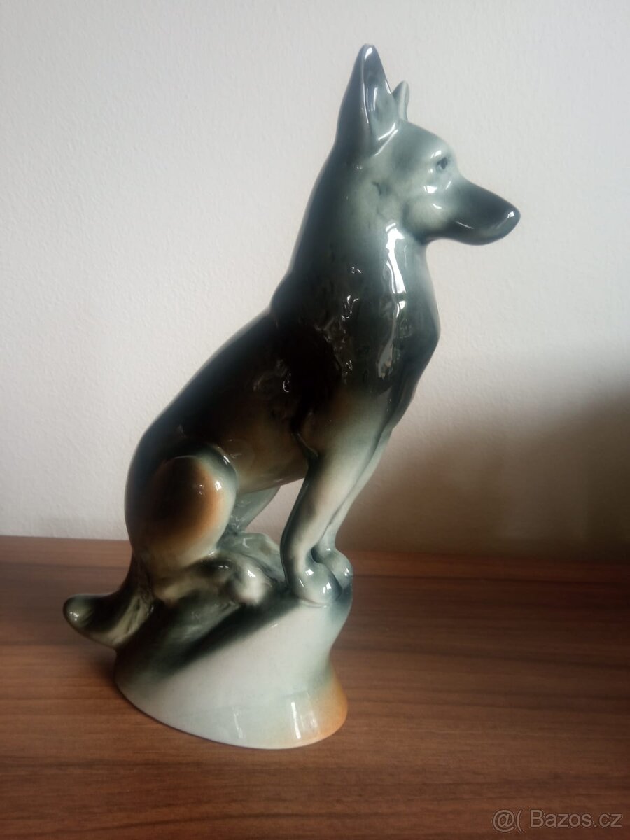 Porcelánový pes-vlčák,výška 25 cm,pravé ucho mírně ťuklé