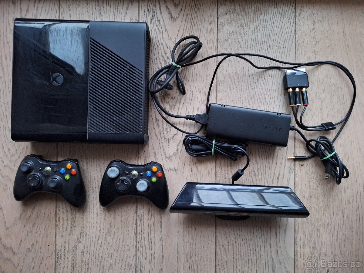Xbox 360 + dva ovladače + Kinect