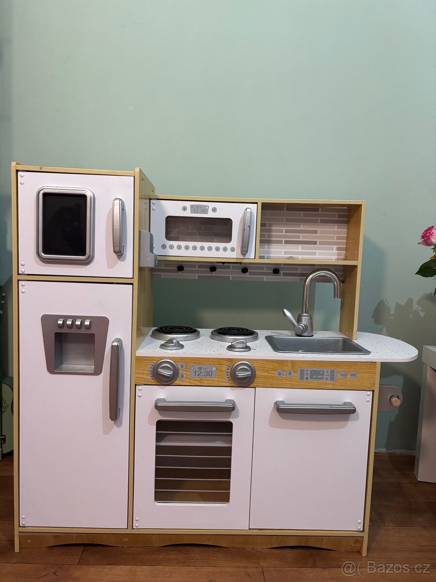 Dětská dřevěná kuchyňka