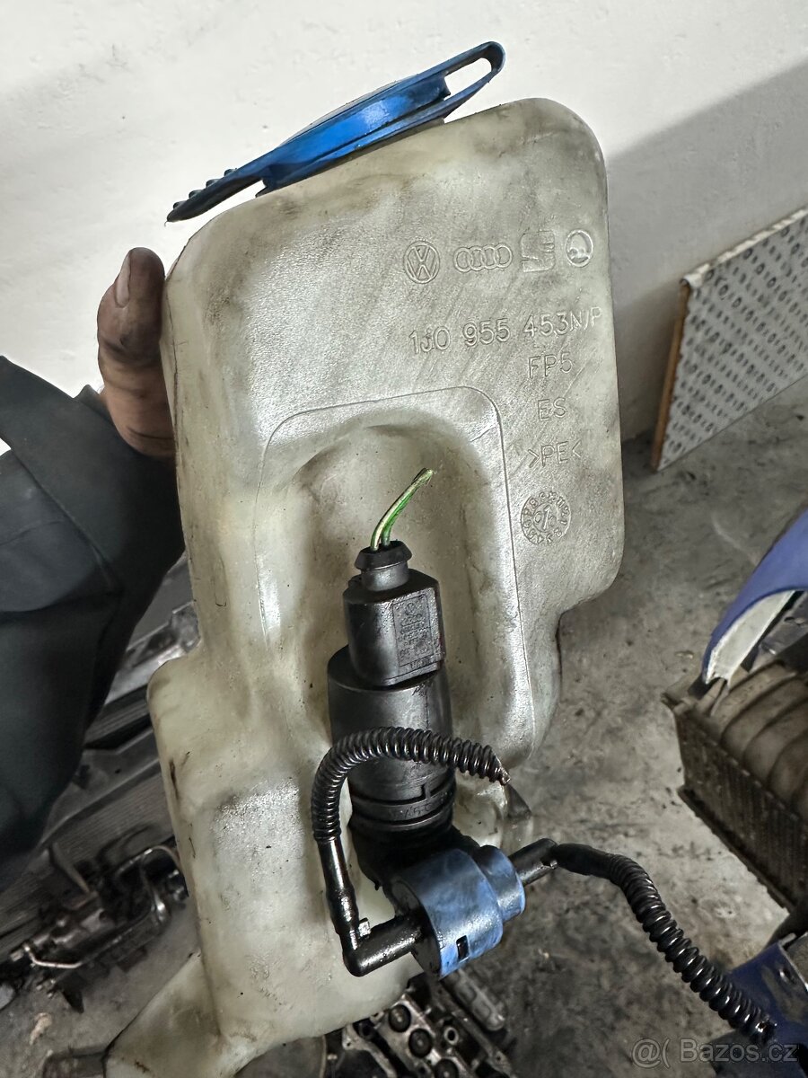 Nádržka ostřikovače s motorkem