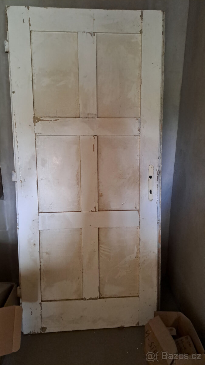 Staré dveře a futra