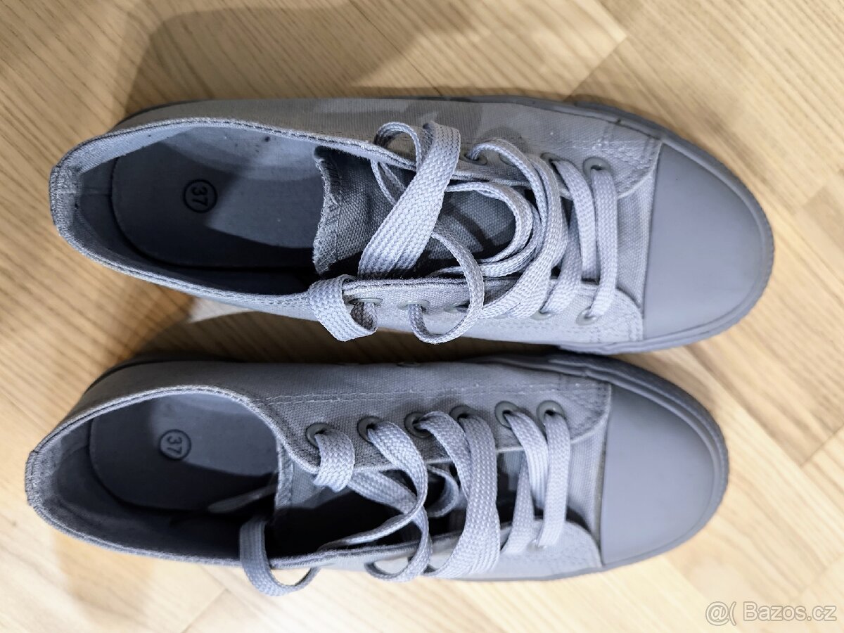 Šedé lehké plátěné tenisky
