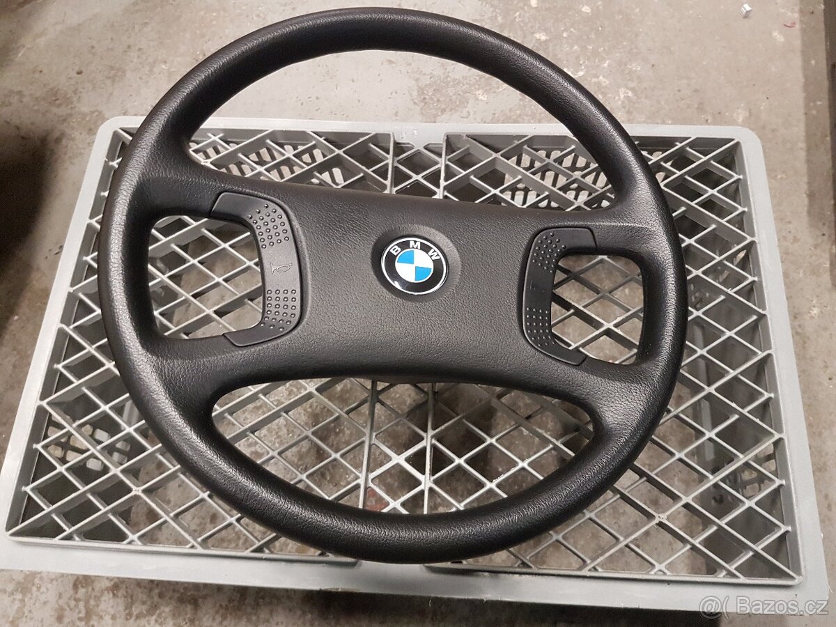 BMW E36 - originál volant v top stavu.