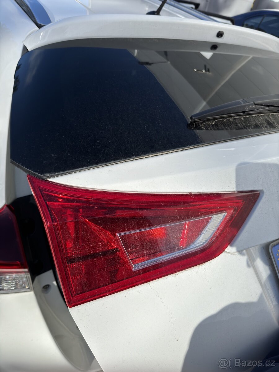 Zadní světlo Toyota Auris 2 kombi - levé vnitřní 02-268