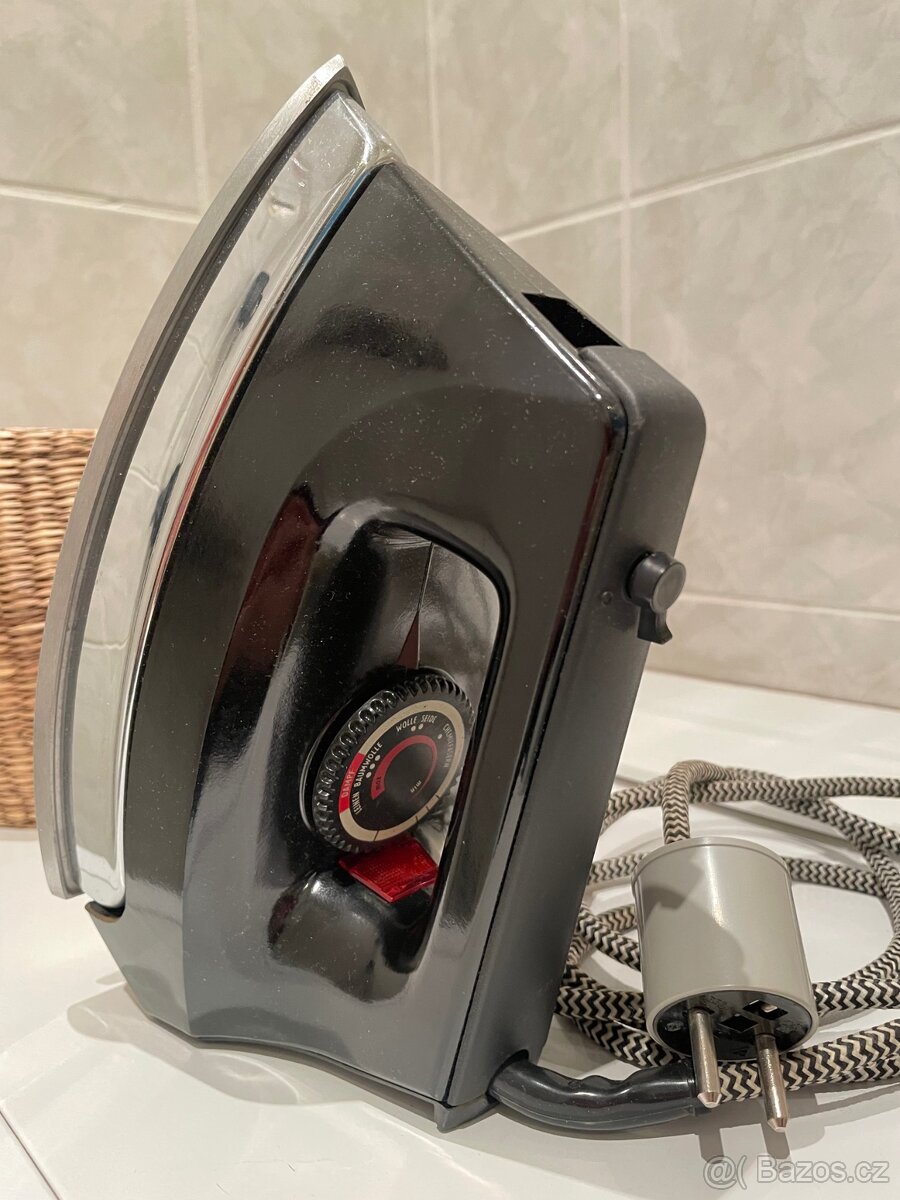AKA ELECTRIC napařovací žehlička