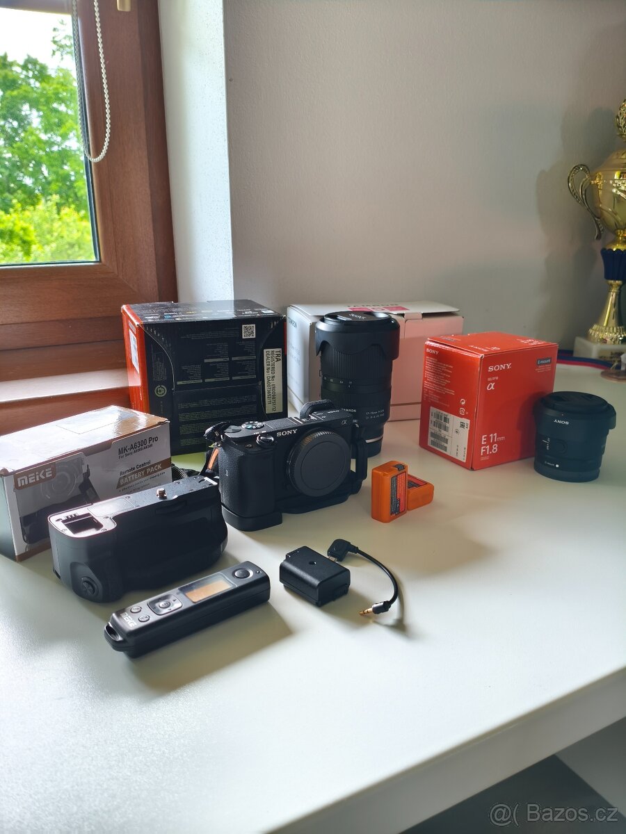 Sony A6400 s battery gripem REZERVACE + objektivy