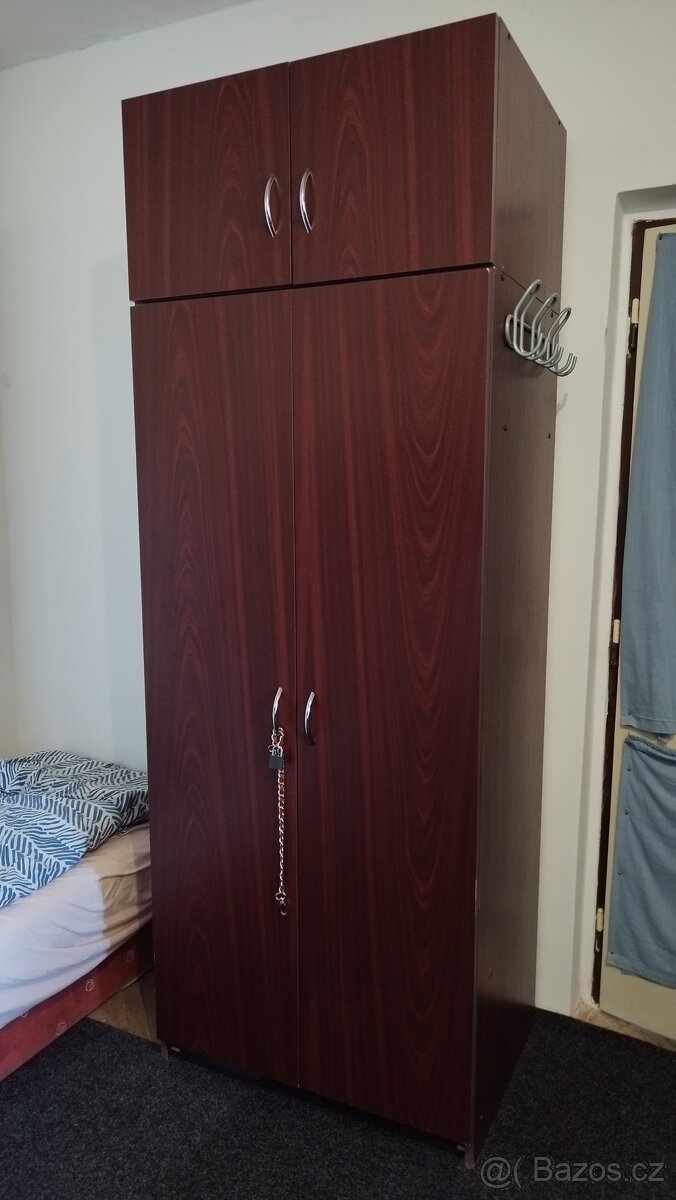 Krásná Skříň z Tmavého Dřeva