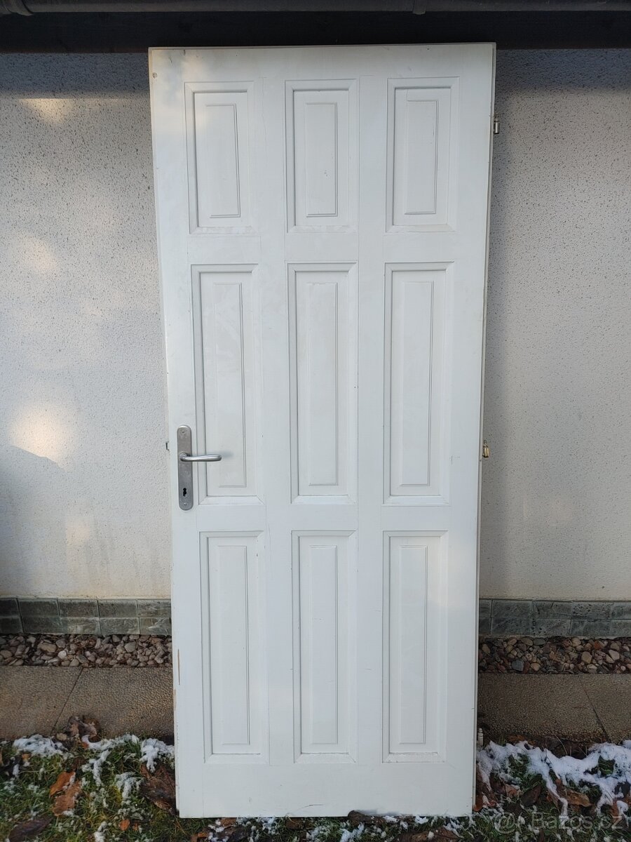 Starší masivní dveře bílé 82 × 204 cm pravé