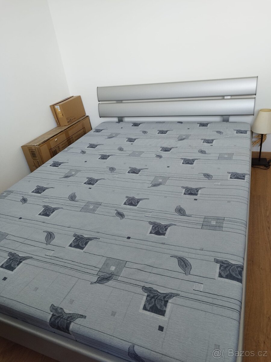 POSTEL S MATRACÍ + 2 ŽIDLE