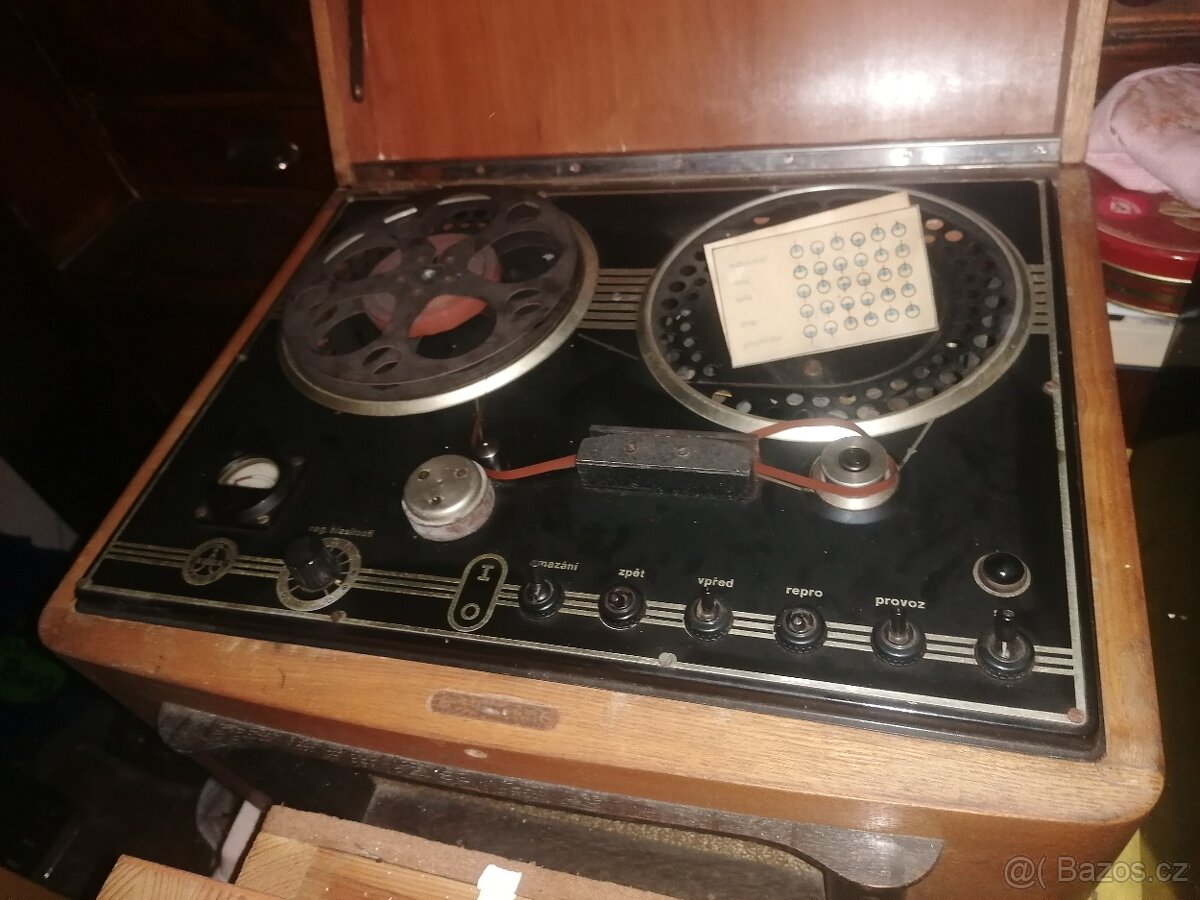 Starý magnetofon Tesla a Metra sháním nefunkční