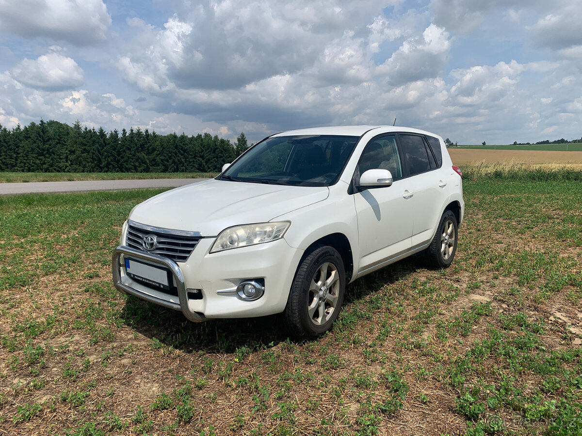 TOYOTA RAV4 2.2 D 4x2, 110 kw, manuál, netěsnost motoru