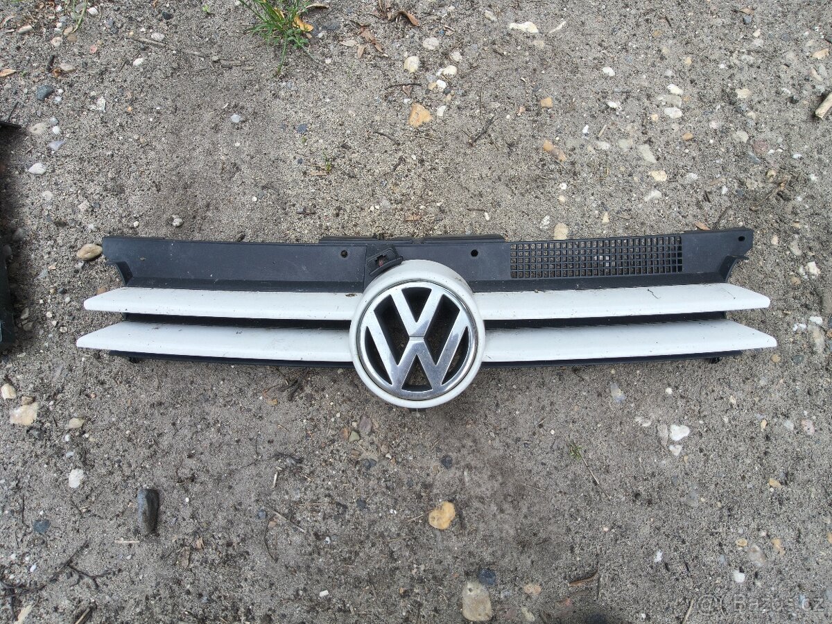Přední nárazník i čumák s logem, zadní nárazník VW Golf 4