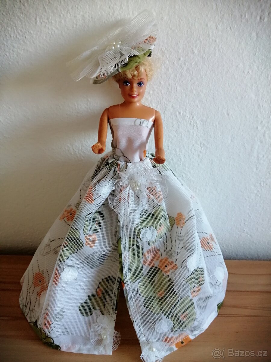 Šaty pro Barbie