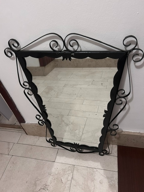 Kované zrcadlo s ozdobným rámem