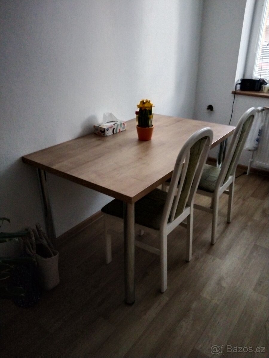 jídelní stůl