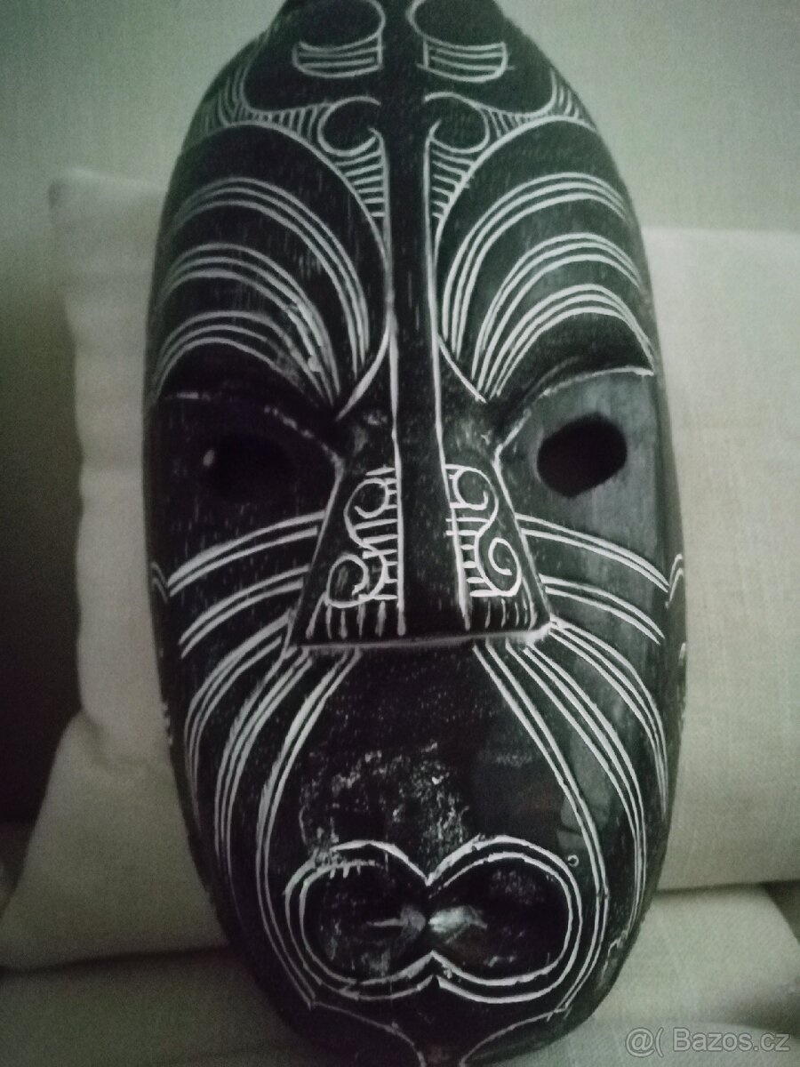 Reliéfní vyřezáváná tatoo maska, dřevo, Indonesie