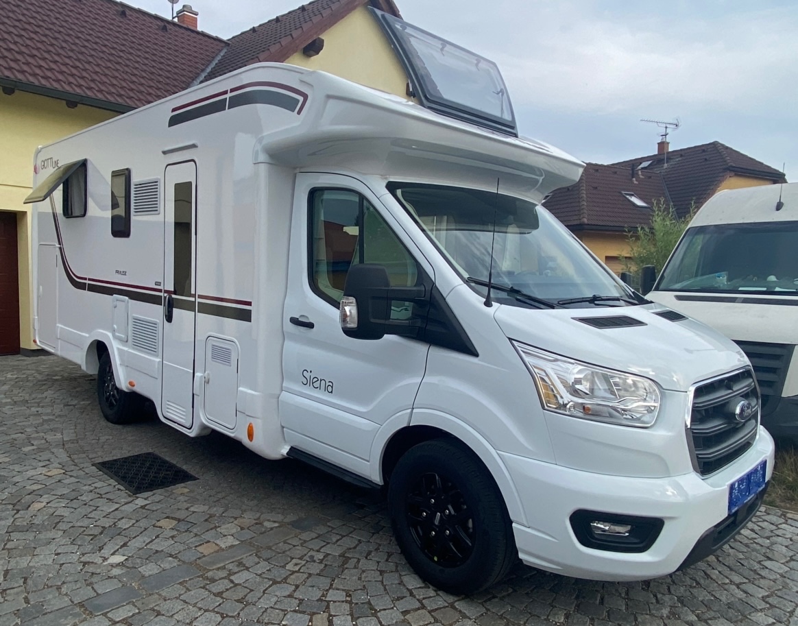 obytný polointegrovany vůz Giottiline Siena 395 pro 5 os.