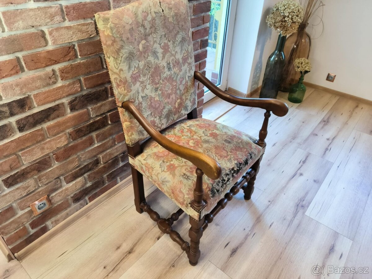 Starožitné křeslo