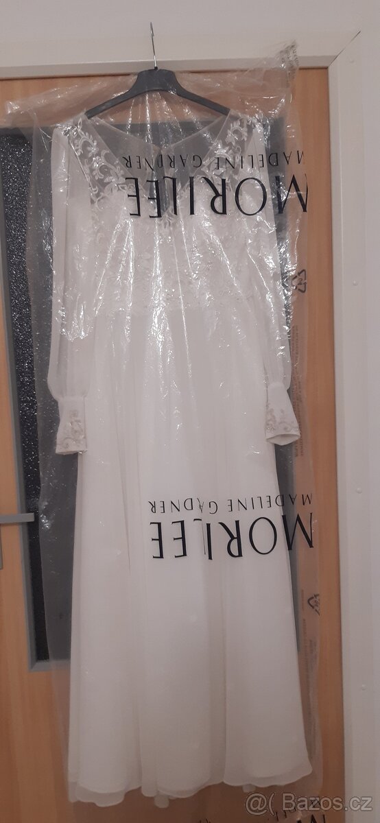 Svatební šaty s dlouhým rukávem a kapsami.