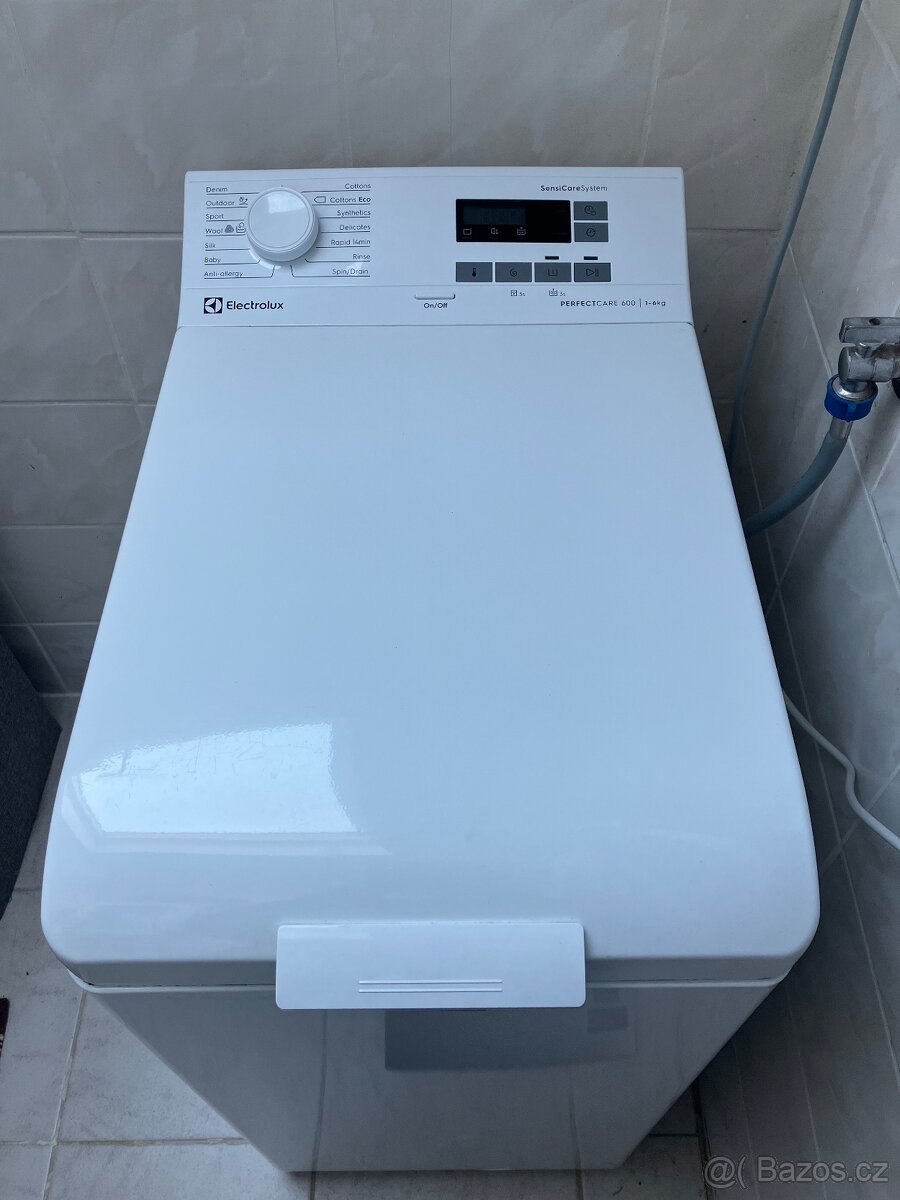 Vrchem plněná pračka Electrolux