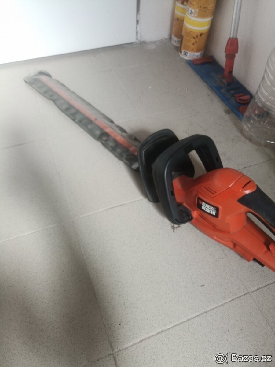 Nůžky na živý plot Black & Decker GT 5560