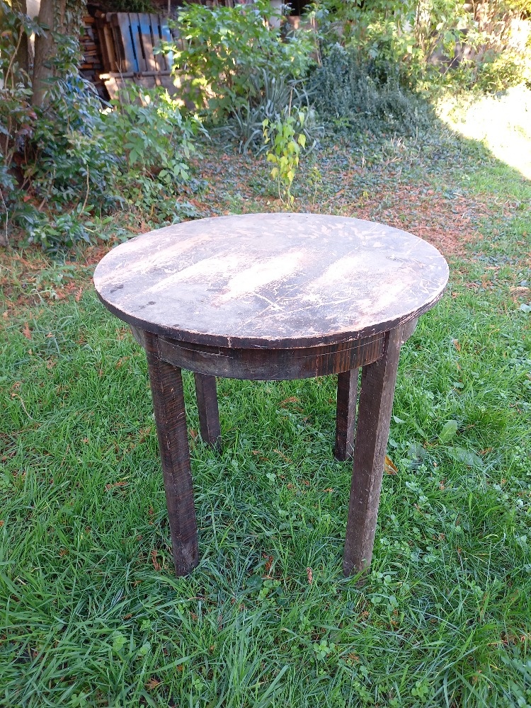 Starodávný kulatý dřevěný stůl