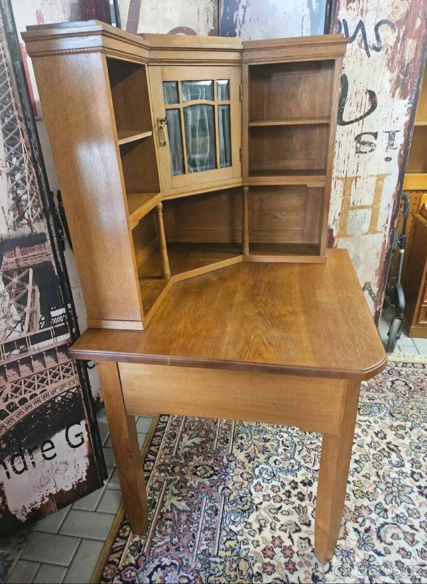 Starožitný rohový kredenc