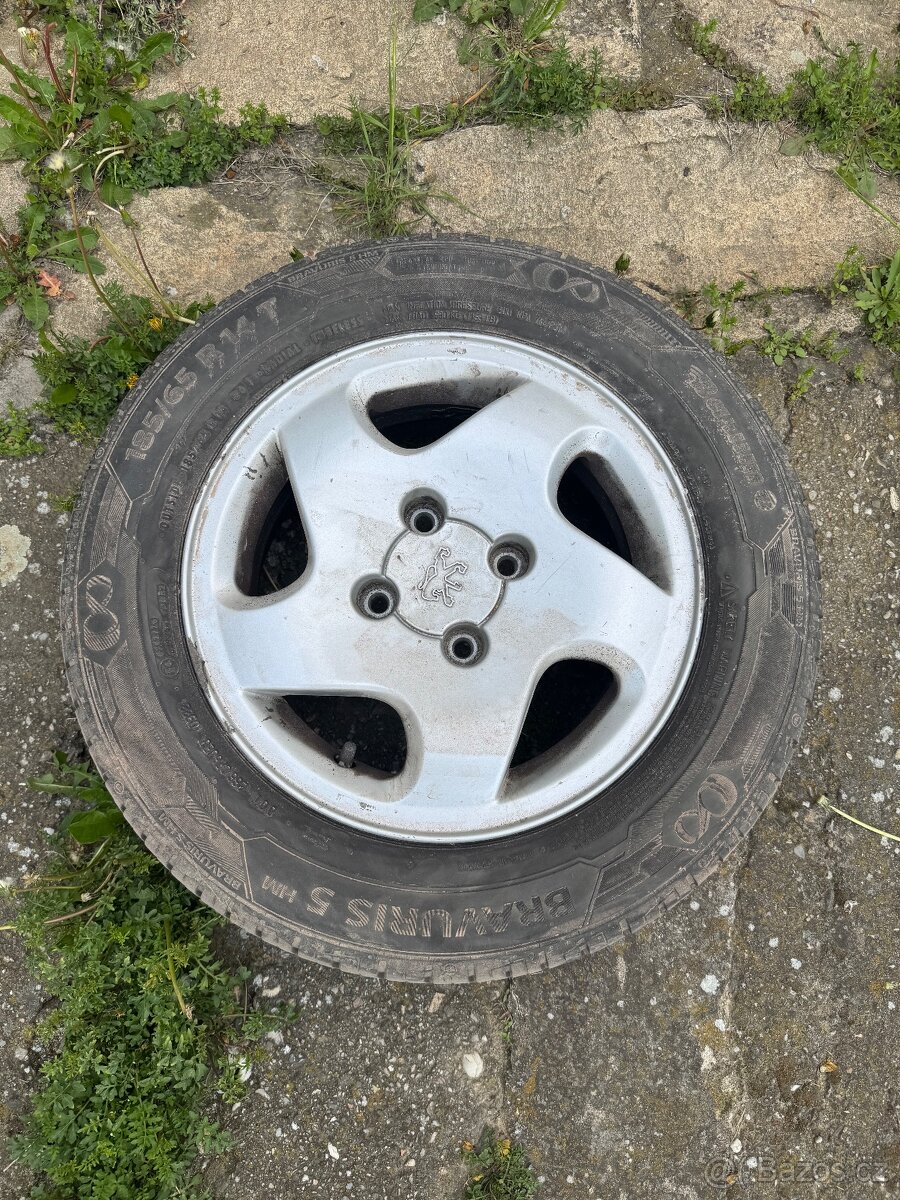 ALU kola Peugeot s letními pneumatikami Barum