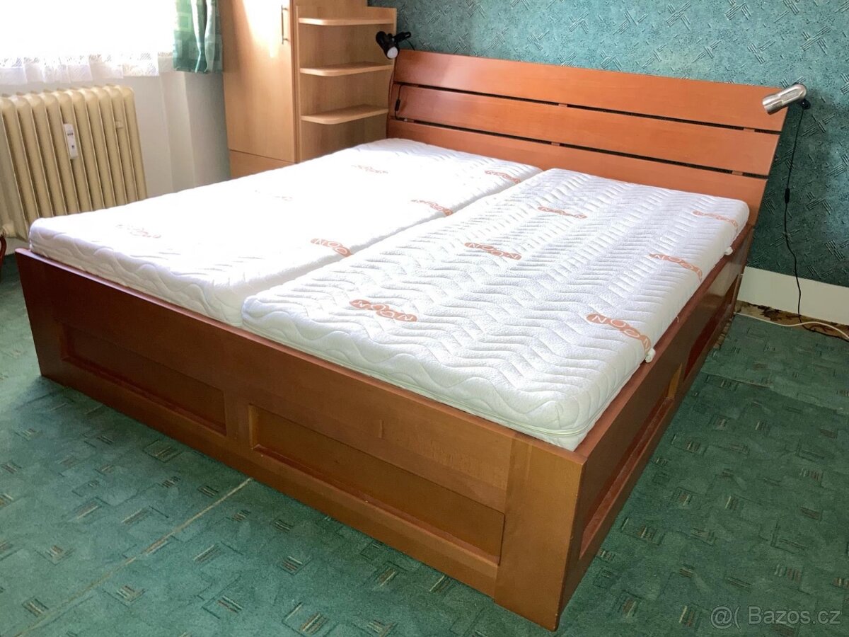 Postel s úložným prostorem z masivu