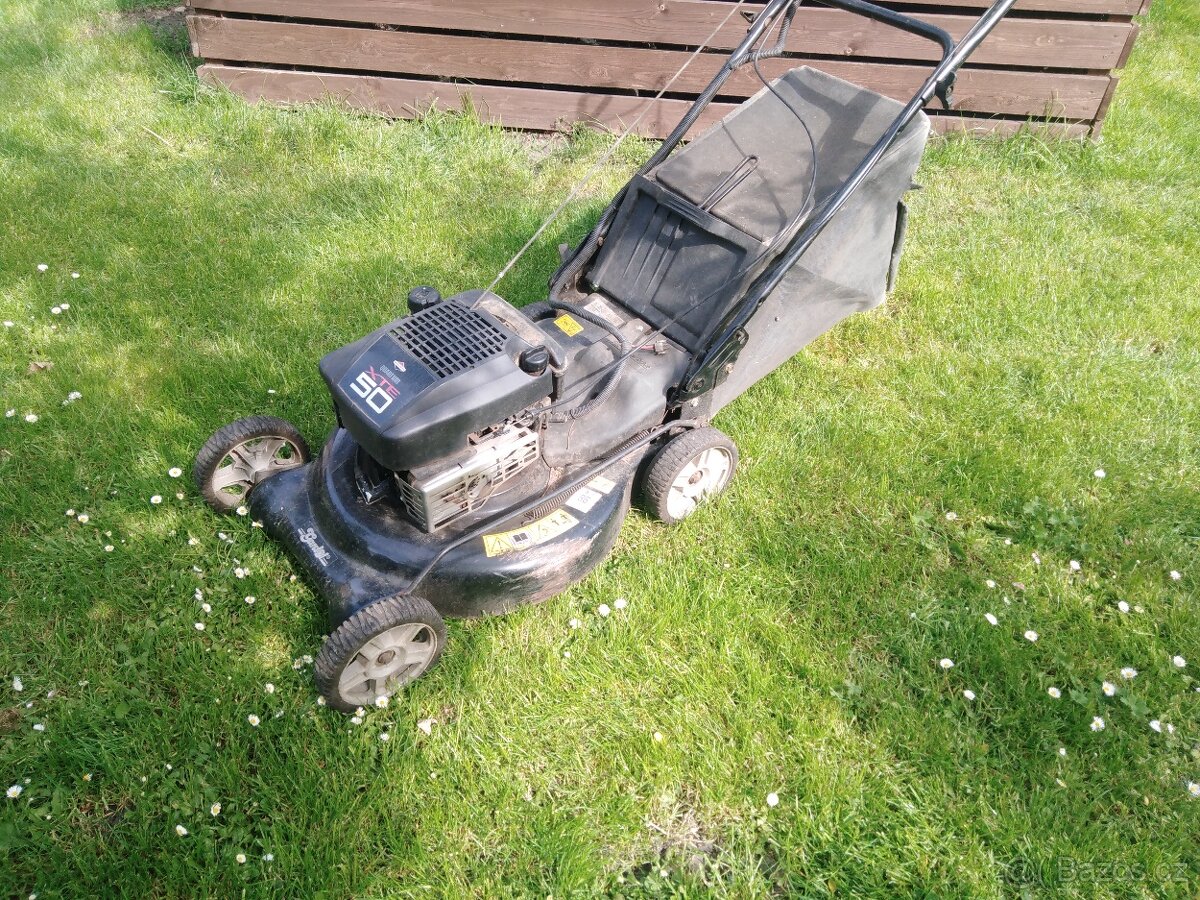Sekacka s pojezdem briggs&stratton